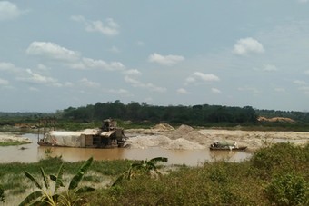 Mining activities on the Lom river in Bétaré Oya (East Region of Cameroon) are linked to numerous social and environmental harms. Photo credits: Eric Etoga.